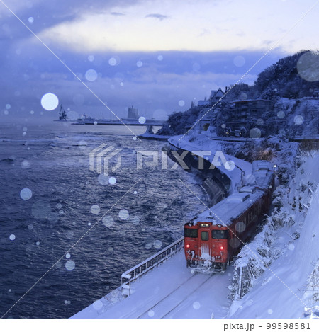 雪降る冬の氷見線(走り去る列車を後方から撮影) 雪降る冬の氷見線(走り去る列車を後方から撮影) 99598581