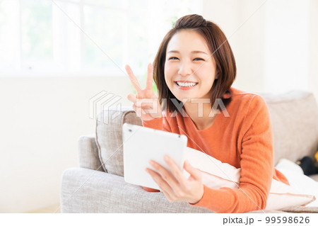 タブレットを見る女性　笑顔 99598626