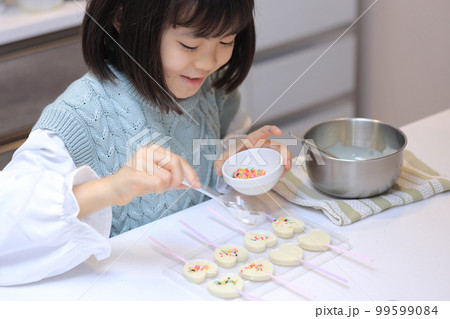 ホワイト・チョコレートを作る女子小学生 (8歳) 99599084