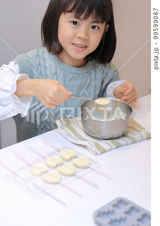 ホワイト・チョコレートを作る女子小学生 (8歳) 99599087
