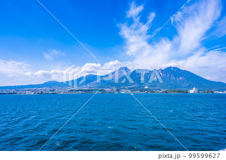 フェリーから観える有明海と島原半島(長崎普賢岳)「熊本港から島原港(フェリー航海)」 99599627