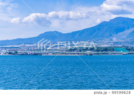 フェリーから観える有明海と島原半島(島原市市街地風景)「熊本港から島原港(フェリー航海)」 99599628