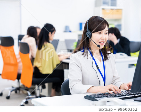 オフィスでリモート会議をする女性 オフィスでリモート会議をする女性 99600352