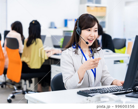 オフィスでリモート会議をする女性 99600356