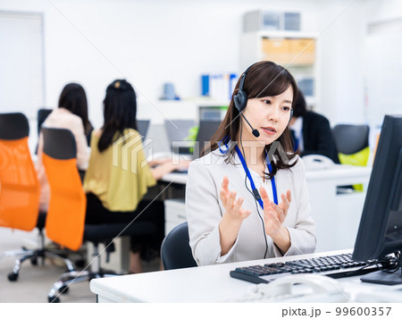 オフィスでリモート会議をする女性 99600357