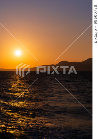 海から観える美しい風景(長崎県普賢岳と夕陽・野鳥カモメ)フェリー航海・渡航(島原港から熊本港) 海から観える美しい風景(長崎県普賢岳と夕陽・野鳥カモメ)フェリー航海・渡航(島原港から熊本港) 99600728