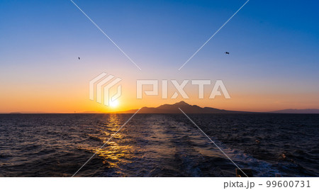 有明海から観える美しい風景(長崎県普賢岳と夕陽・野鳥カモメ)フェリー航海・渡航(島原港から熊本港) 有明海から観える美しい風景(長崎県普賢岳と夕陽・野鳥カモメ)フェリー航海・渡航(島原港から熊本港) 99600731