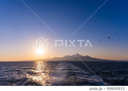有明海から観える美しい風景(島原半島と陽射し・野鳥カモメ)フェリー航海・渡航(島原港から熊本港) 有明海から観える美しい風景(島原半島と陽射し・野鳥カモメ)フェリー航海・渡航(島原港から熊本港) 99600931