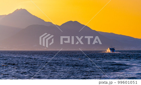 有明海から観える美しい風景(長崎普賢岳と夕焼け・フェリー)フェリー航海・渡航(島原港から熊本港) 有明海から観える美しい風景(長崎普賢岳と夕焼け・フェリー)フェリー航海・渡航(島原港から熊本港) 99601051