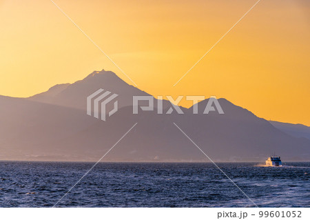 有明海から観える美しい風景(長崎普賢岳と夕焼け・フェリー)フェリー航海・渡航(島原港から熊本港) 有明海から観える美しい風景(長崎普賢岳と夕焼け・フェリー)フェリー航海・渡航(島原港から熊本港) 99601052
