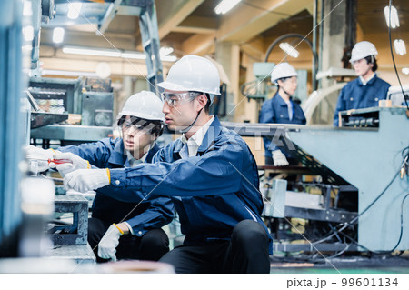 現場で働く人々 99601134