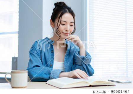 休日にのんびりと本を読む女性 99601464