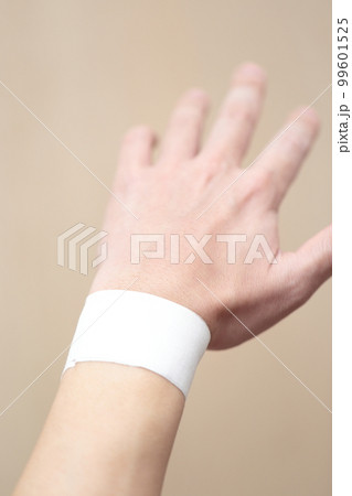 手首にテーピングを巻く男性 99601525