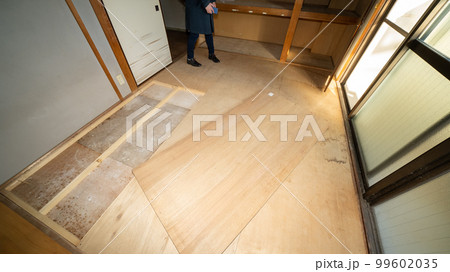 リフォーム前の不動産の床 リフォーム前の不動産の床 99602035