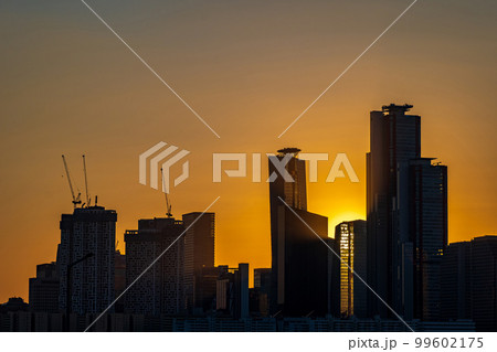 日没 夕方 都市 99602175