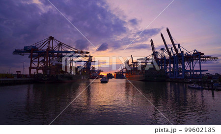 Sunset over the port of Hamburg 99602185
