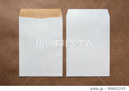角2サイズの封筒　envelope　ホワイトクラフト（背景茶色） 99603245