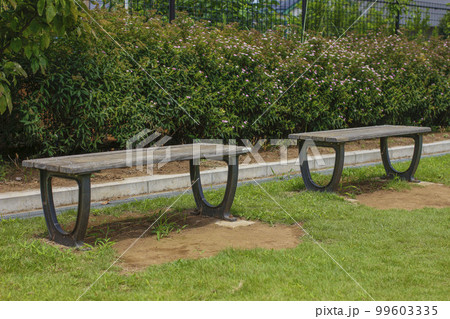 公園のベンチ　イメージ画像 99603335