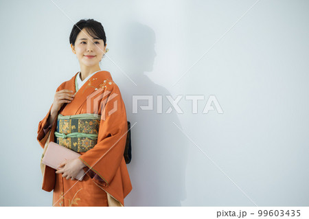 オレンジ色の訪問着 99603435