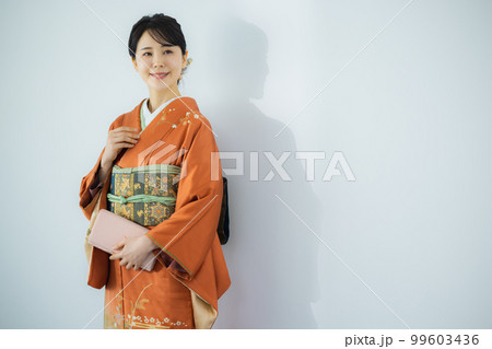 オレンジ色の訪問着 99603436