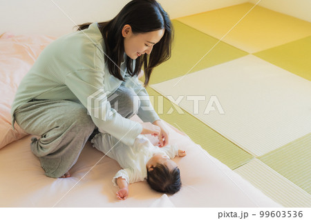 和室　育児　赤ちゃん　 99603536