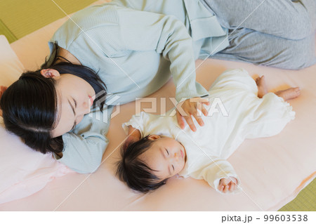 和室　育児　赤ちゃん　 99603538