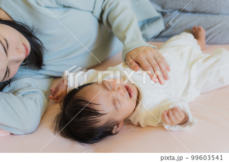和室　育児　赤ちゃん　 99603541