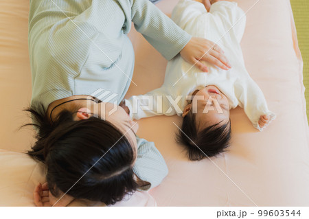 和室　育児　赤ちゃん　 99603544