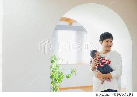 赤ちゃんを抱っこするパパ 赤ちゃんを抱っこするパパ 99603692
