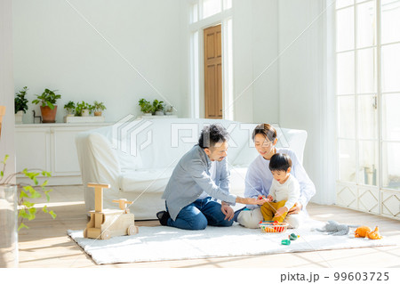 リビング　ファミリー  99603725