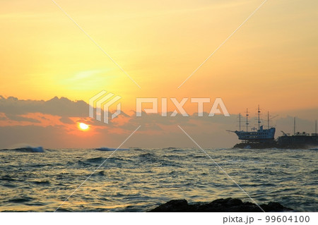太陽 砂浜 雲 99604100