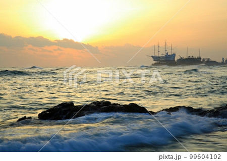 太陽 砂浜 雲 99604102