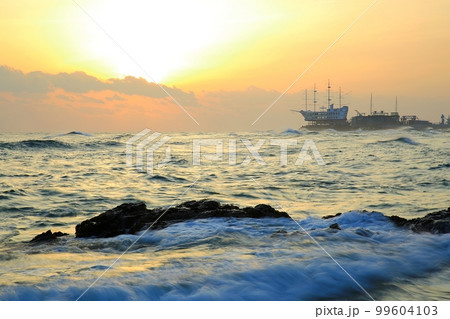 太陽 砂浜 雲 99604103