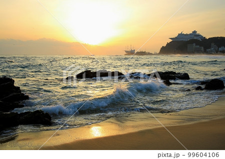 太陽 砂浜 雲 99604106