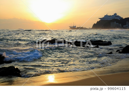 太陽 砂浜 雲 99604115