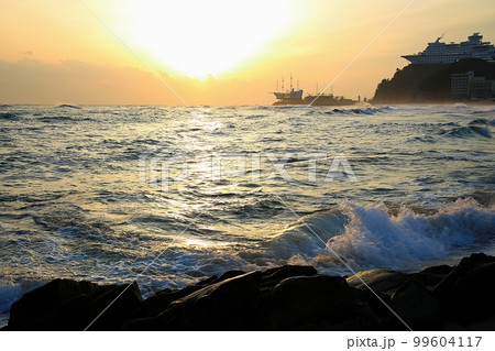 太陽 砂浜 雲 99604117