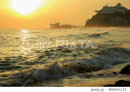 太陽 砂浜 雲 99604135