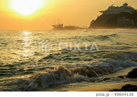 太陽 砂浜 雲 99604136