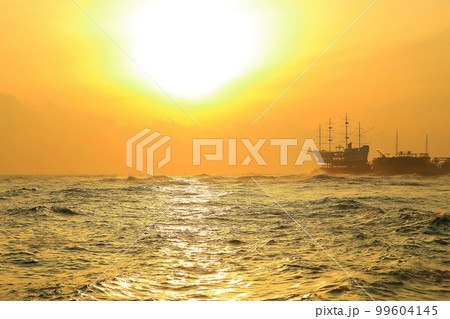 太陽 砂浜 雲 99604145