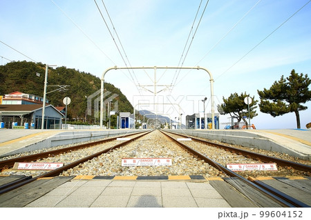 太陽 砂浜 雲 99604152