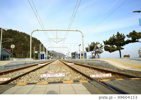 太陽 砂浜 雲 99604153