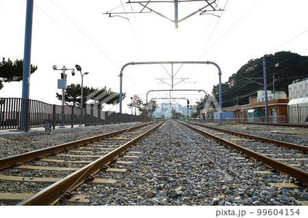 太陽 砂浜 雲 99604154