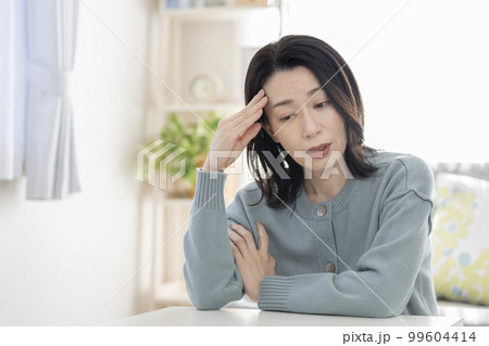 アラフィフの女性　頭痛・悩み　イメージ 99604414