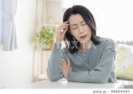 アラフィフの女性　頭痛・悩み　イメージ 99604485