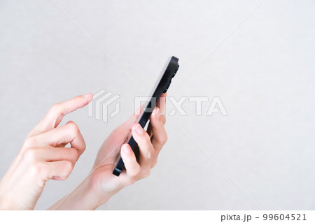スマホをタップする手元 スマホをタップする手元 99604521