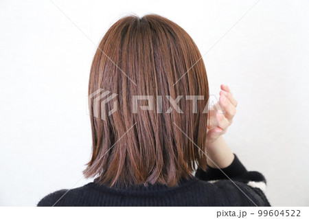 女性の後ろ姿 髪の毛 女性の後ろ姿 髪の毛 99604522