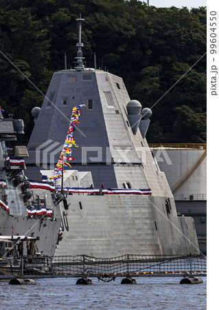 神奈川県横須賀市の横須賀基地に停泊し補給中のアメリカ海軍ステルス艦のズムワルト 99604550