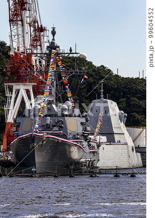 神奈川県横須賀市の横須賀基地に停泊し補給中のアメリカ海軍ステルス艦のズムワルト 神奈川県横須賀市の横須賀基地に停泊し補給中のアメリカ海軍ステルス艦のズムワルト 99604552