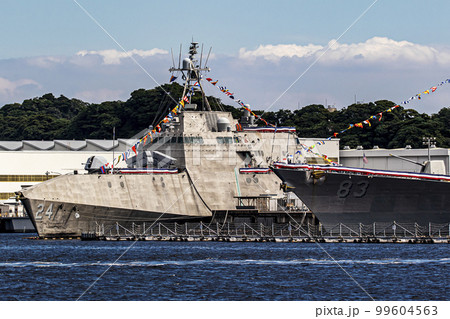 神奈川県横須賀市の横須賀基地に停泊し補給中のアメリカ海軍ステルス艦のオークランド 99604563