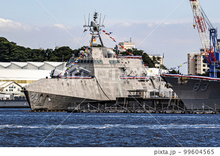 神奈川県横須賀市の横須賀基地に停泊し補給中のアメリカ海軍ステルス艦のオークランド 99604565